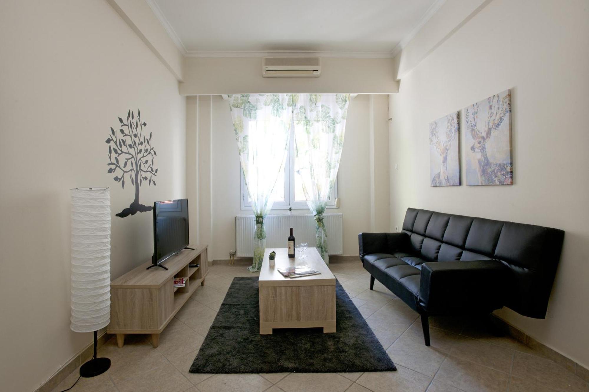 Comfortable At The Foot Of The Odeon Of Herodes Atticus Apartment