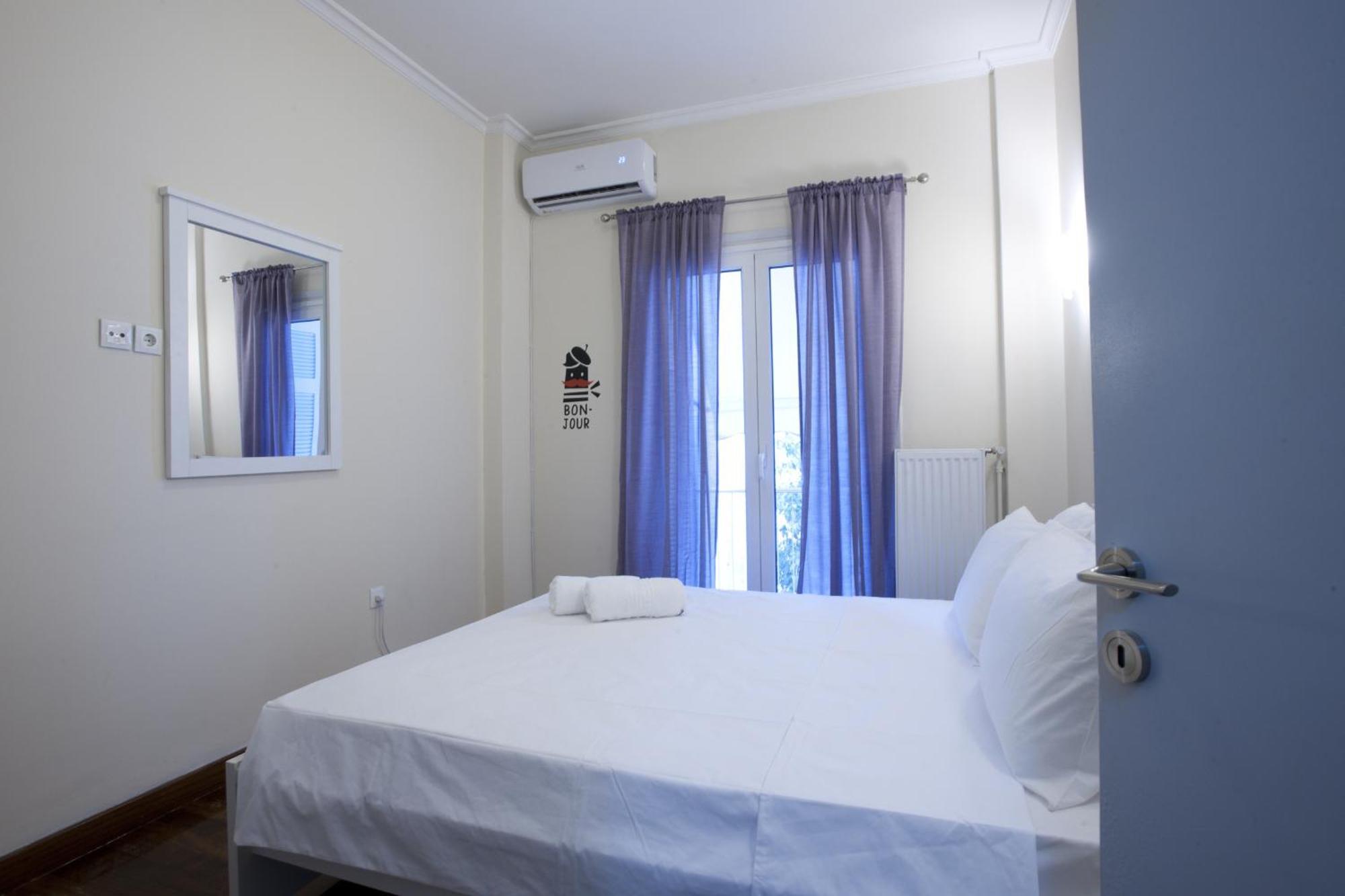 Comfortable At The Foot Of The Odeon Of Herodes Atticus Apartment *